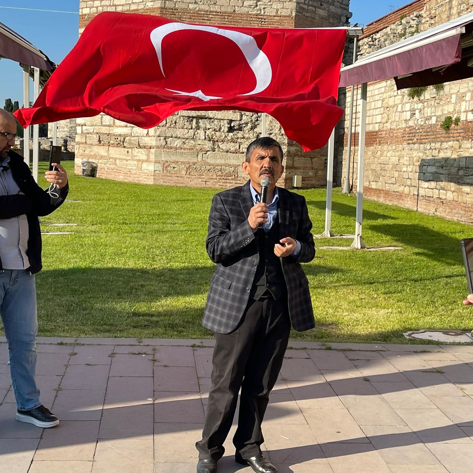 Karakoç: “Üç hilalli bayrak boynu bükük kalmasın”